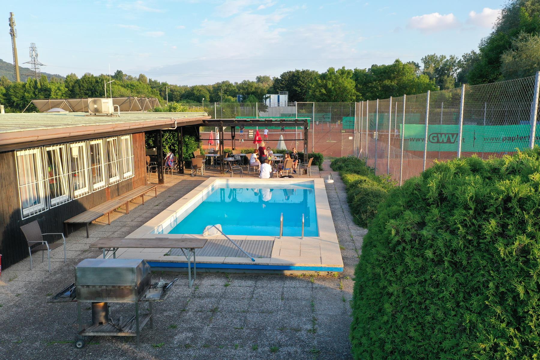 Pool mit Buffet